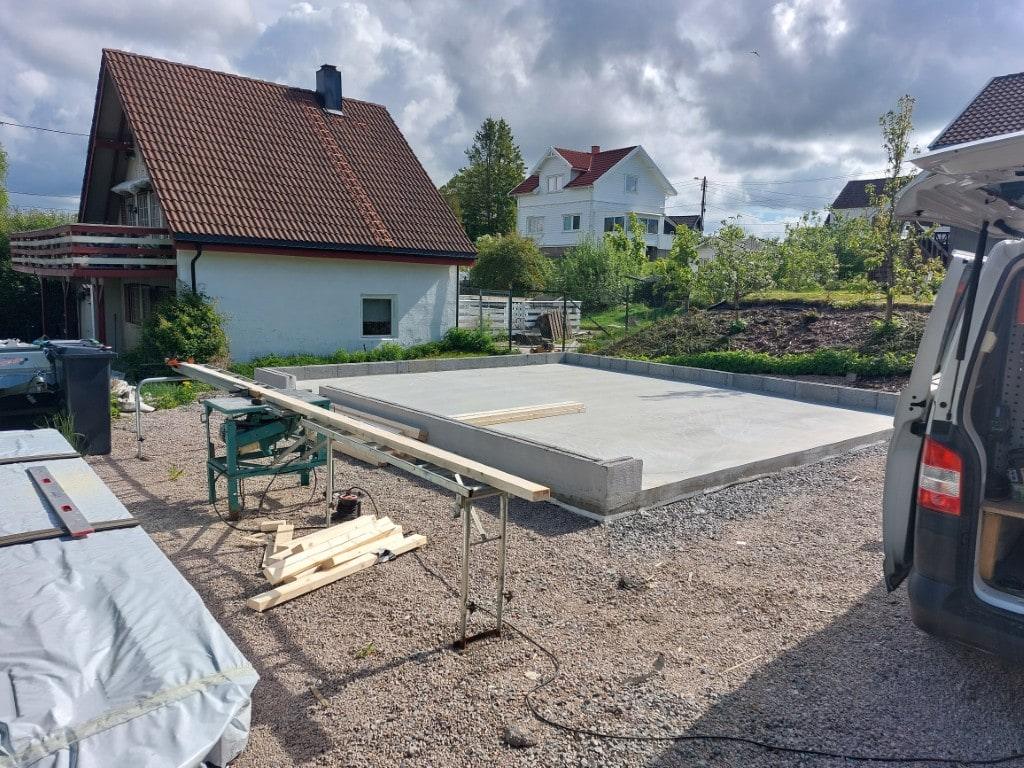 Støpt betongplate med materialer klare ved siden av