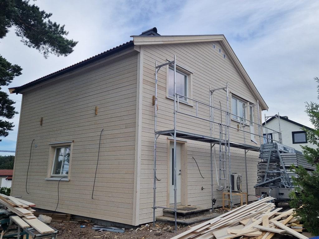 Huset på Hafslundsøy etter jobben: etterisolert, med ny lys kledning